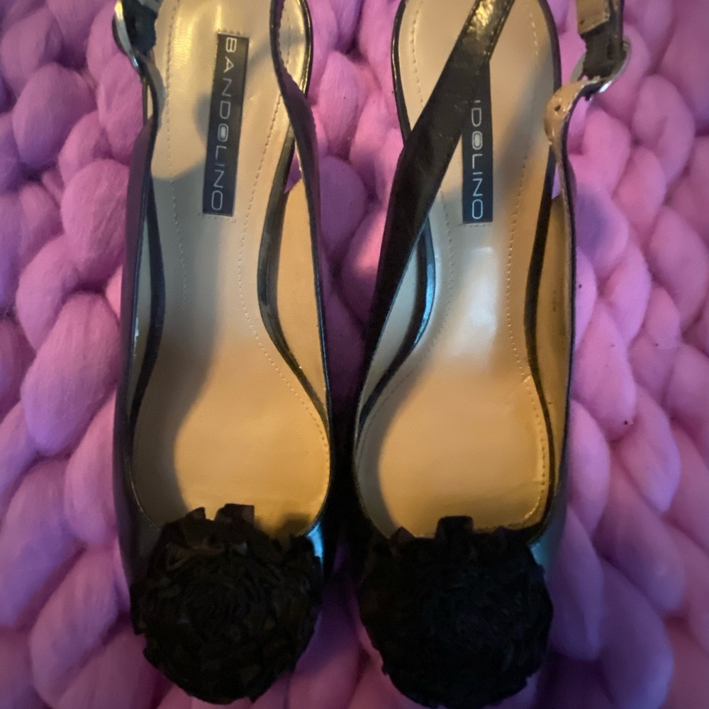 Bandolino slink back in Black with flower 8.5